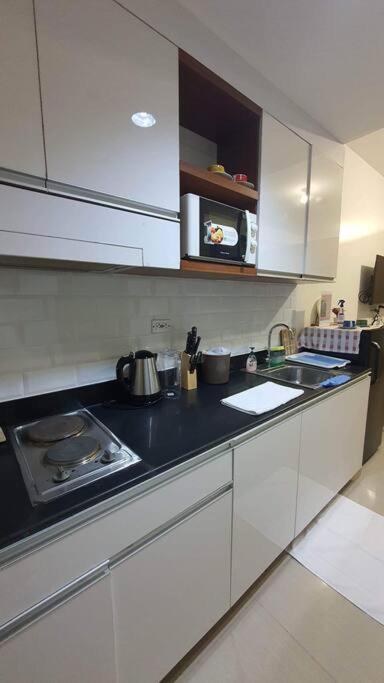 Simple And Affordable Staycation Manila Bagian luar foto